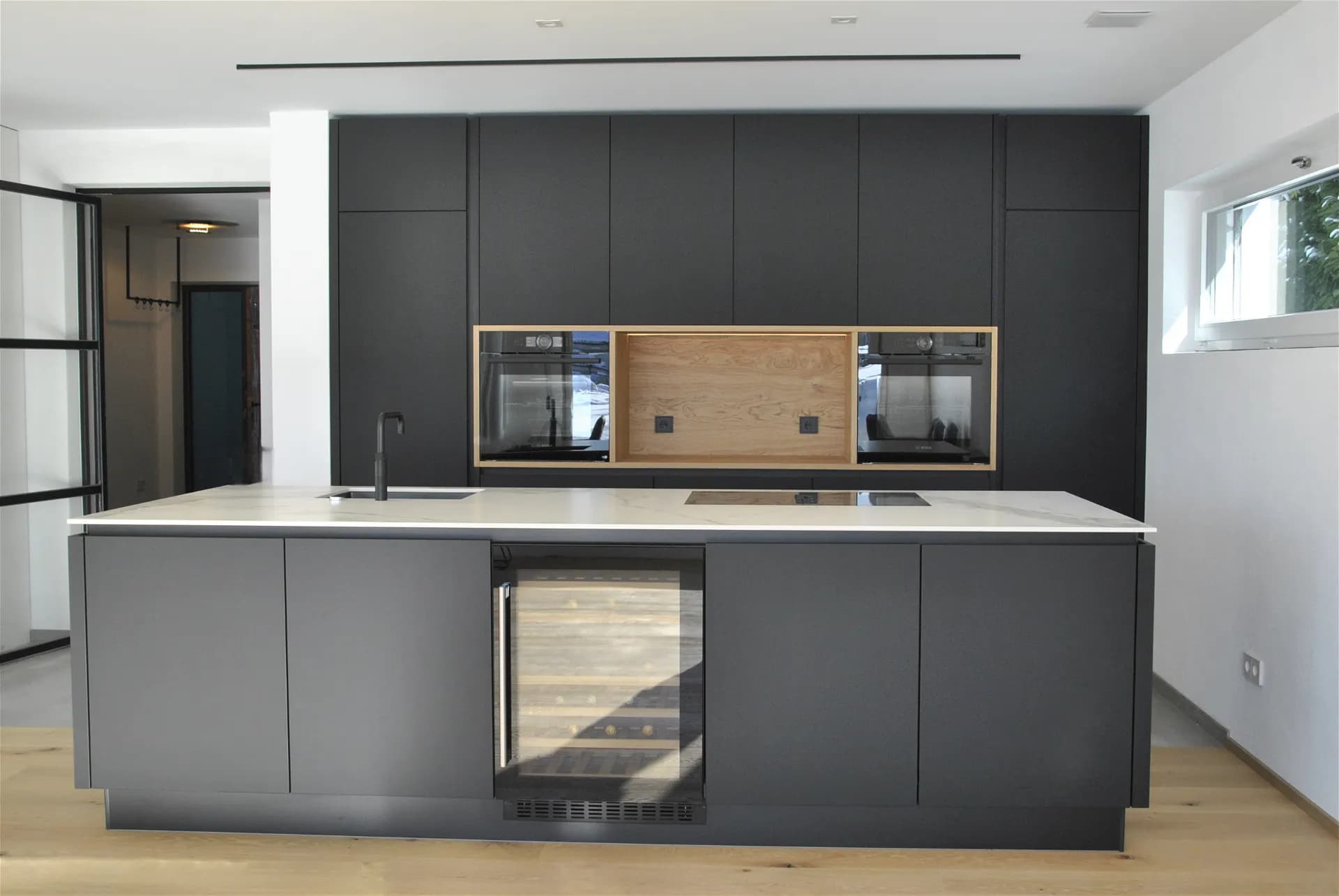 Küche mit Dunavox-Weinkühlschrank