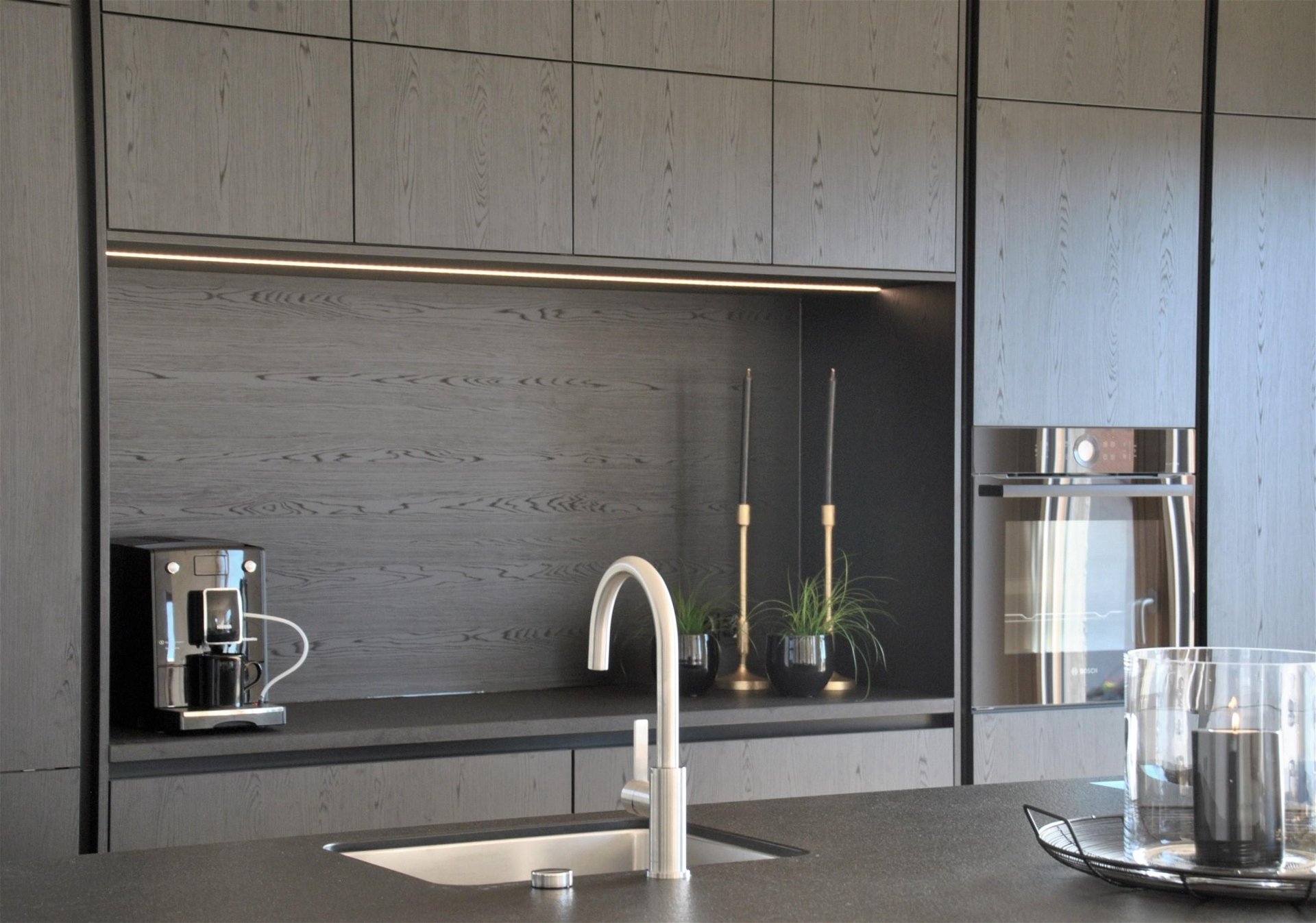 Nische in Eiche Nero Nachbildung