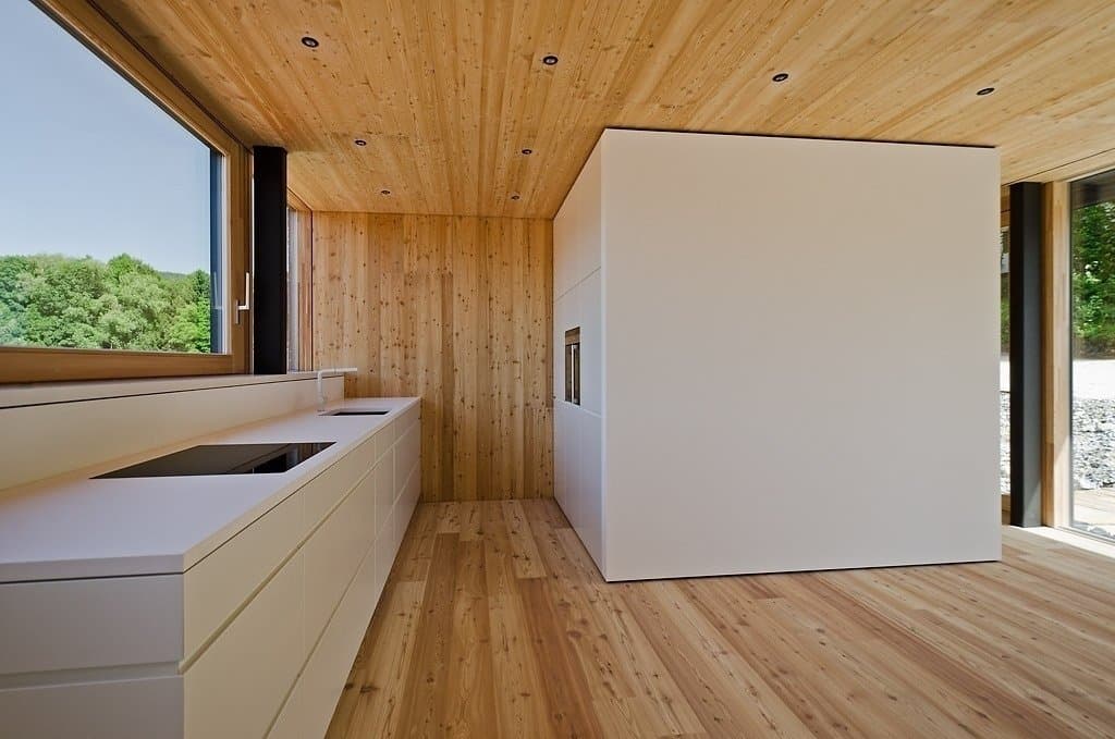 Weiße Küche mit Holz